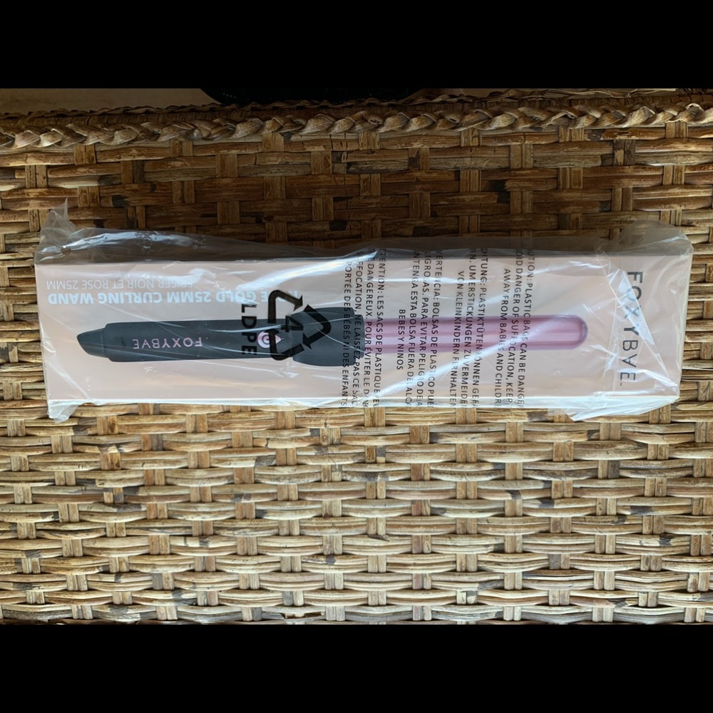 Brand new FoxyBae 25mm rose gold curling wand